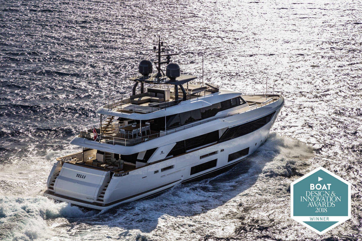 CUSTOM LINE NAVETTA 33 TELLI: PRIZE-WINNING STYLE
